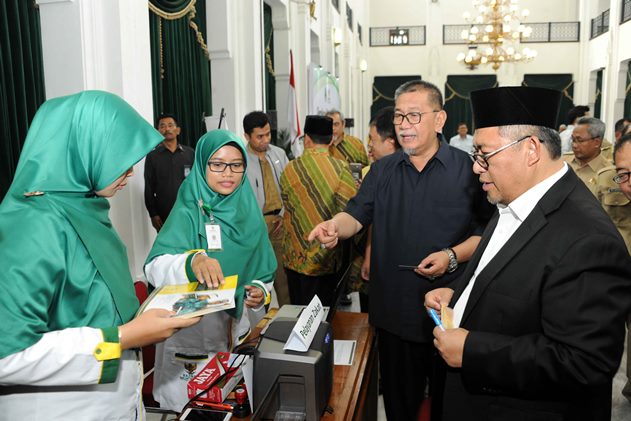 BAPPEDA JABAR - Gubernur dan Wagub Jabar Tunaikan Zakat