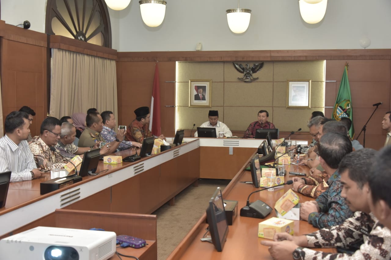 BAPPEDA JABAR - Wagub Uu Serahkan Formulir Penujukan Tugas Plt Ke Wabup Bekasi