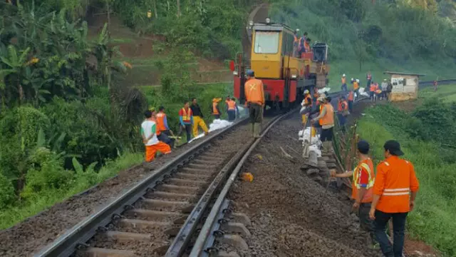 BAPPEDA JABAR - Menghidupkan Kembali Jalur Lintas Kereta Api di Jawa Bagian Selatan