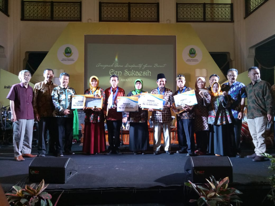 BAPPEDA JABAR - Een Sukaesih Award, Ini Lima Guru Inspiratif Jawa Barat 2018