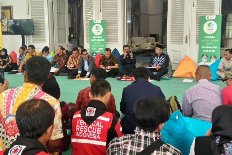 BAPPEDA JABAR - Ketika Puluhan Warga Curhat di Rumah Dinas Ridwan Kamil