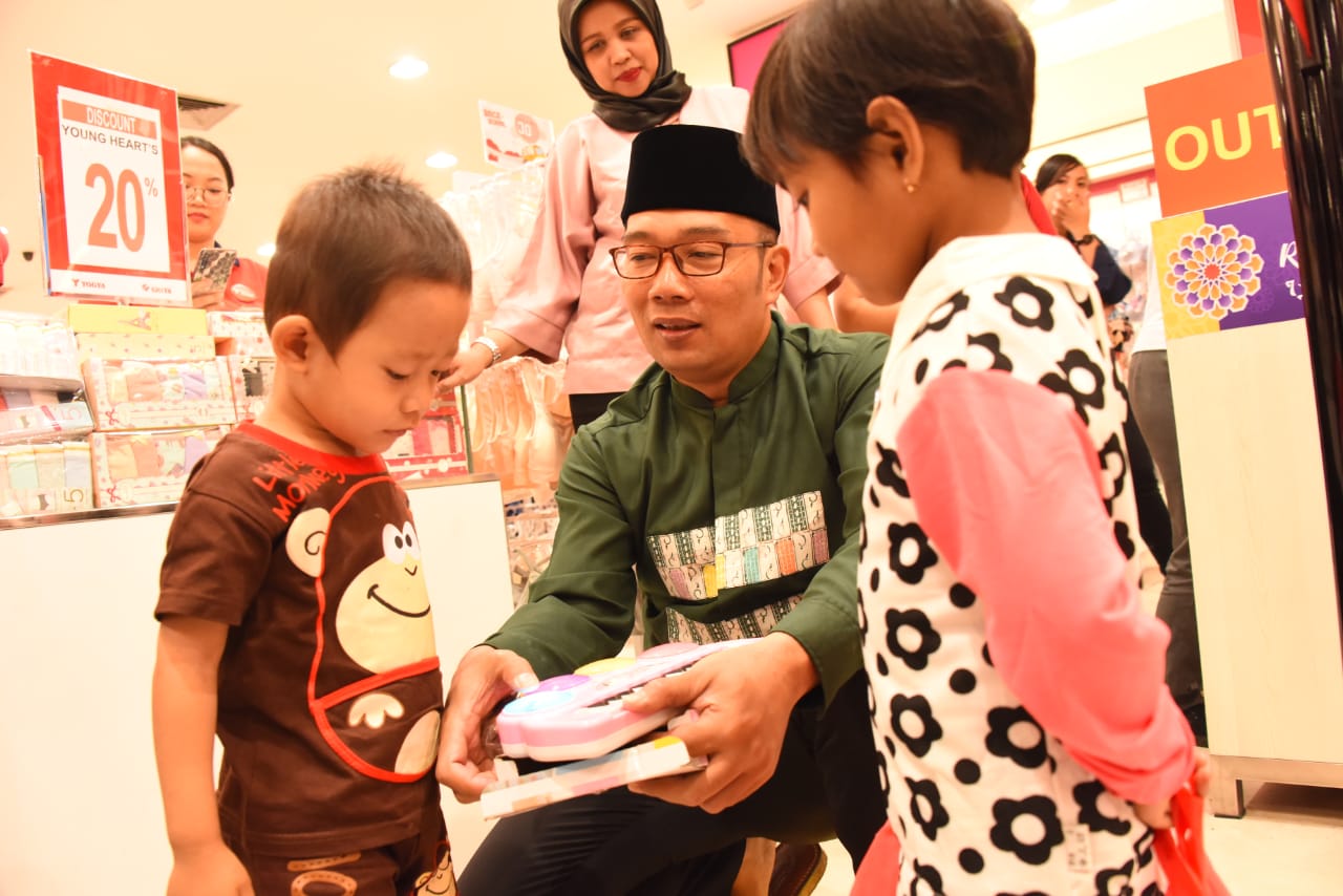BAPPEDA JABAR - Ridwan Kamil Berbagi Kebahagiaan dengan 29 Anak Yatim