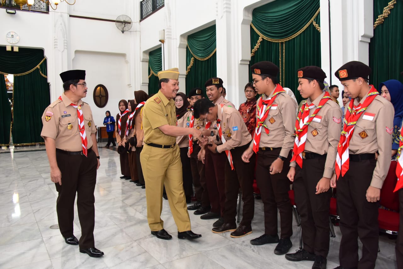 BAPPEDA JABAR - Sekda Lepas 58 Pramuka Terpilih ke Amerika  dan Belanda