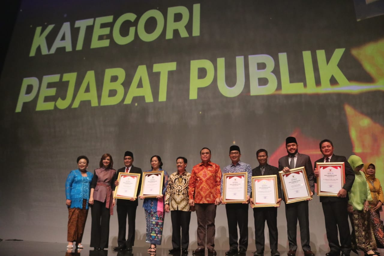 BAPPEDA JABAR - Gubernur Jabar Terima Penghargaan dari Perpustakaan Nasional RI