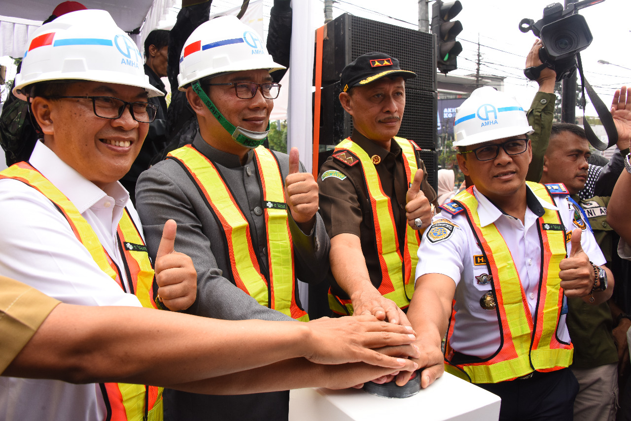 BAPPEDA JABAR - Gubernur Jabar Tandatangani Tiga Prasasti Groundbreaking Fly Over