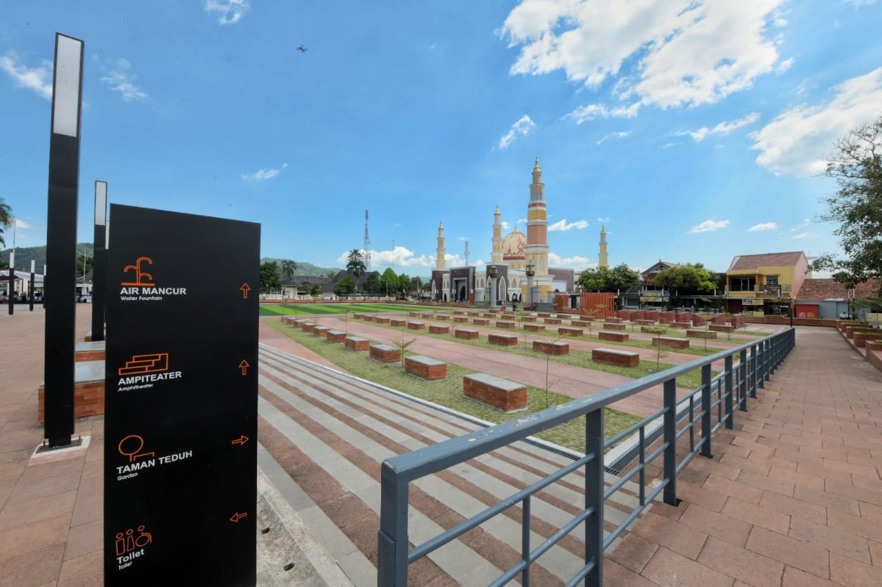 BAPPEDA JABAR - Masyarakat Antusias Sambut Keindahan Alun-alun Majalengka