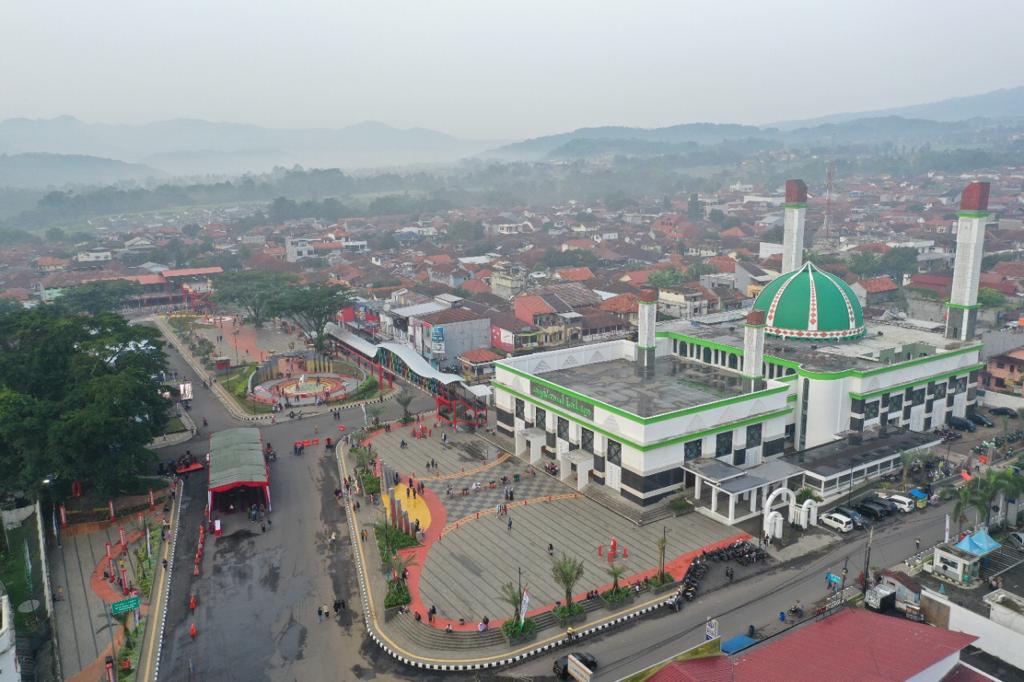 BAPPEDA JABAR - Lanskap Gunung Ciremai Warnai Peresmian Alun-alun Kuningan