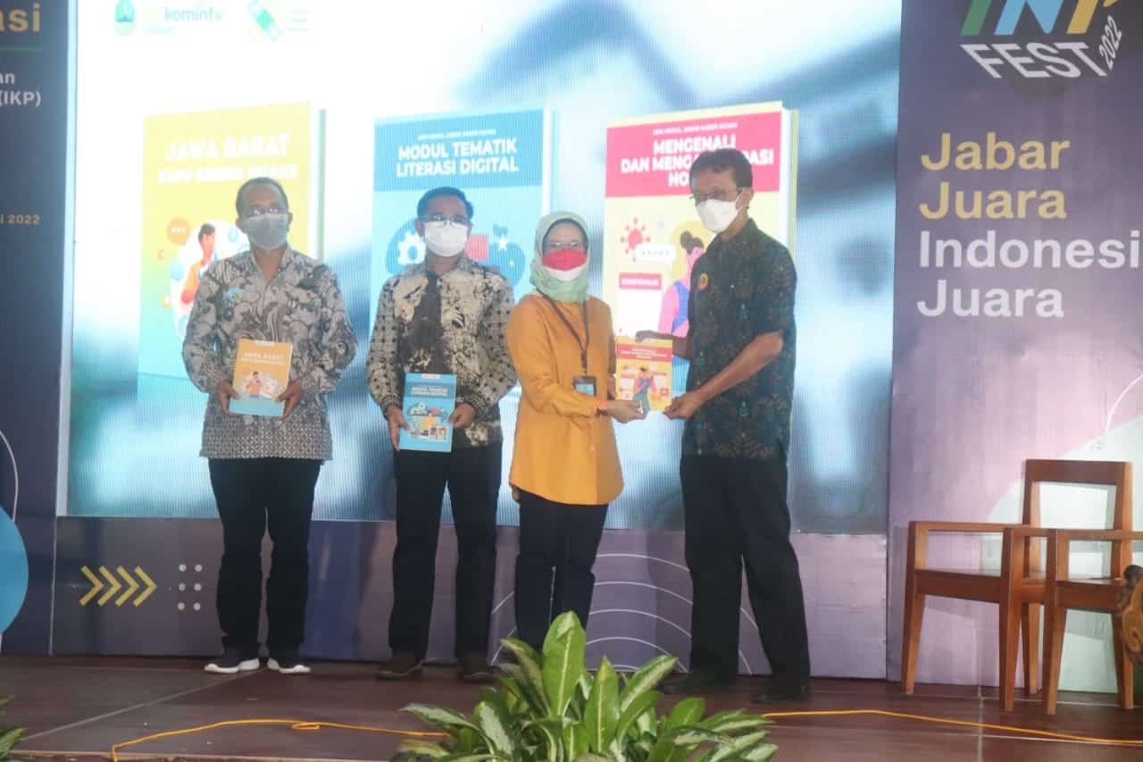 BAPPEDA JABAR - IKP FEST 2022<br>Dinas Komunikasi dan Informatika se-Jabar Tandatangani Komitmen Berantas Hoaks dan Judi Online