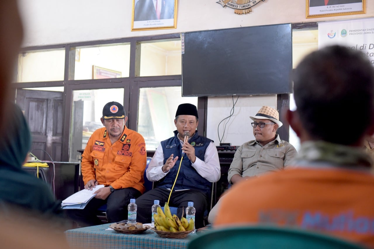 BAPPEDA JABAR - Wagub Jabar Tinjau dan Serahkan Bantuan kepada Warga Terdampak Bencana Longsor di Ciamis