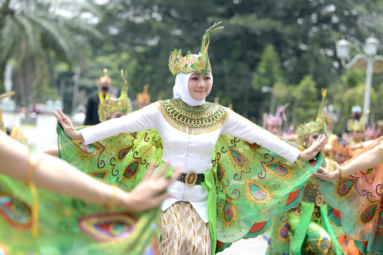 BAPPEDA JABAR - Jadi Warisan Budaya Tak Benda Indonesia, Tari Merak Digelar Massal di Gedung Sate