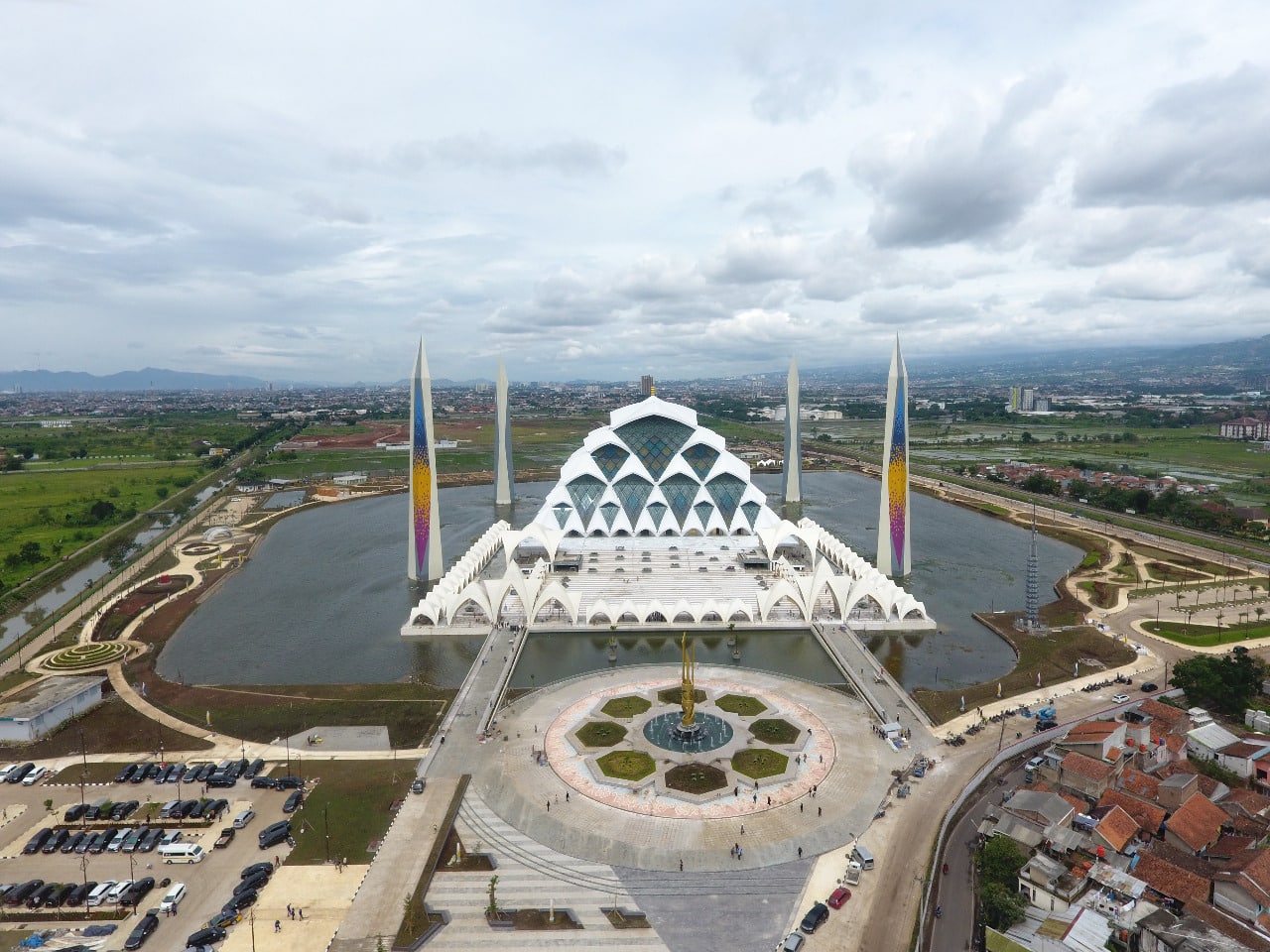 BAPPEDA JABAR - Gubernur Ridwan Kamil Ambil Langkah Jaga Kebersihan dan Keindahan Masjid Raya Al Jabbar