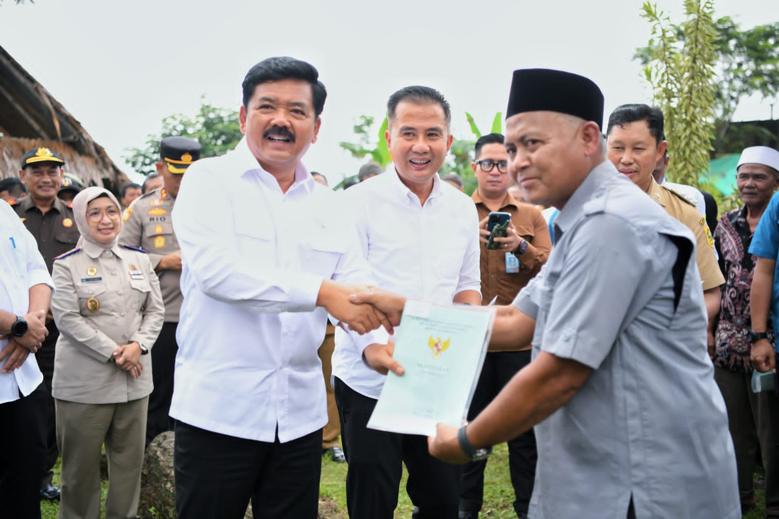 BAPPEDA JABAR - Bey Machmudin Dampingi Menteri Hadi Tjahjanto Bagikan Sertifikat Tanah Program PTSL di Bogor