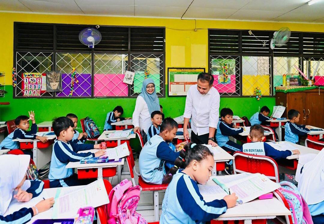 BAPPEDA JABAR - Berkunjung ke Sekolah Dasar di Bekasi, Bey Machmudin Ajak Siswa Berlomba dalam Prestasi