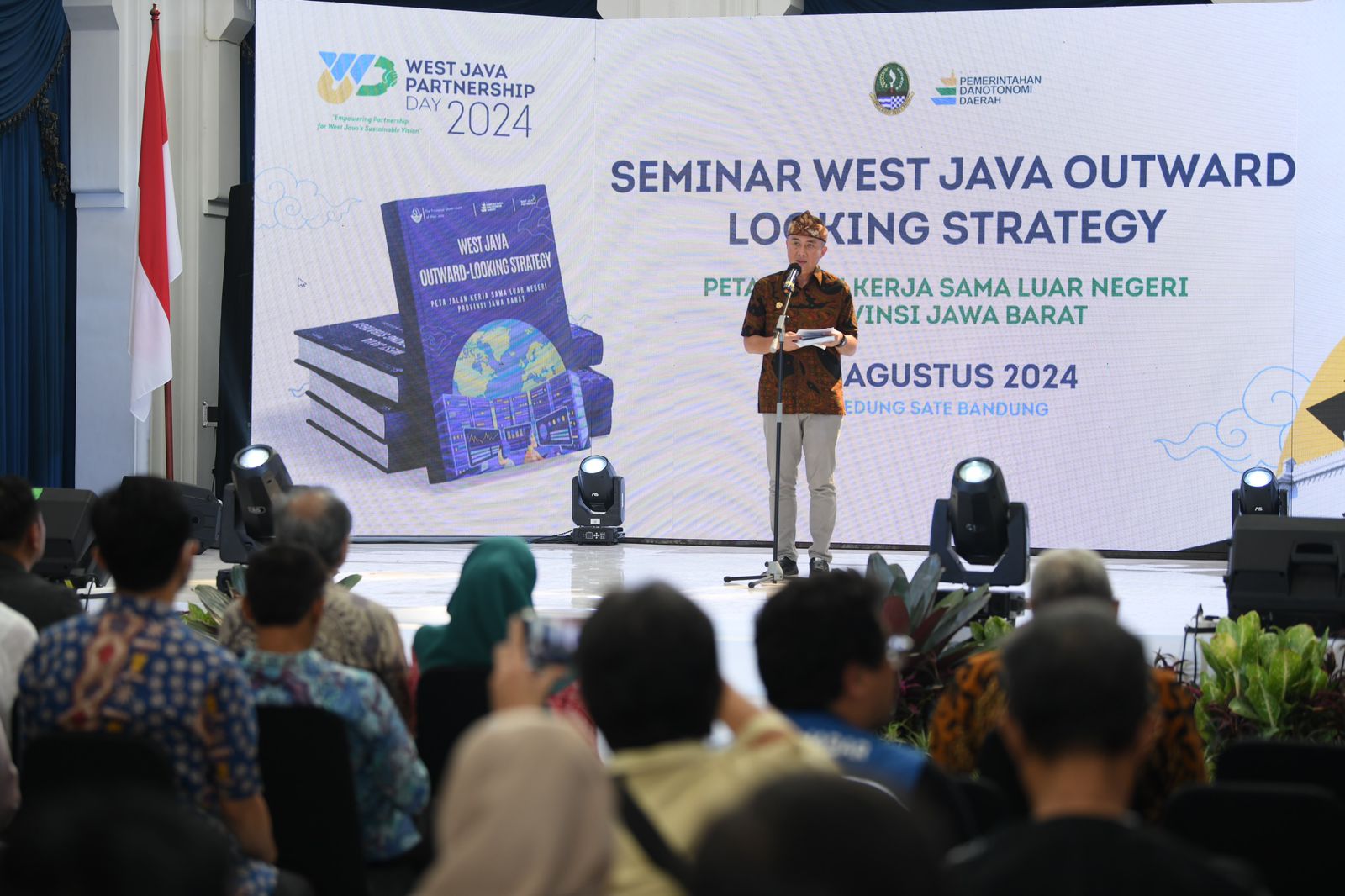 BAPPEDA JABAR - Bey Machmudin Luncurkan Buku West Java Outward Looking Strategy