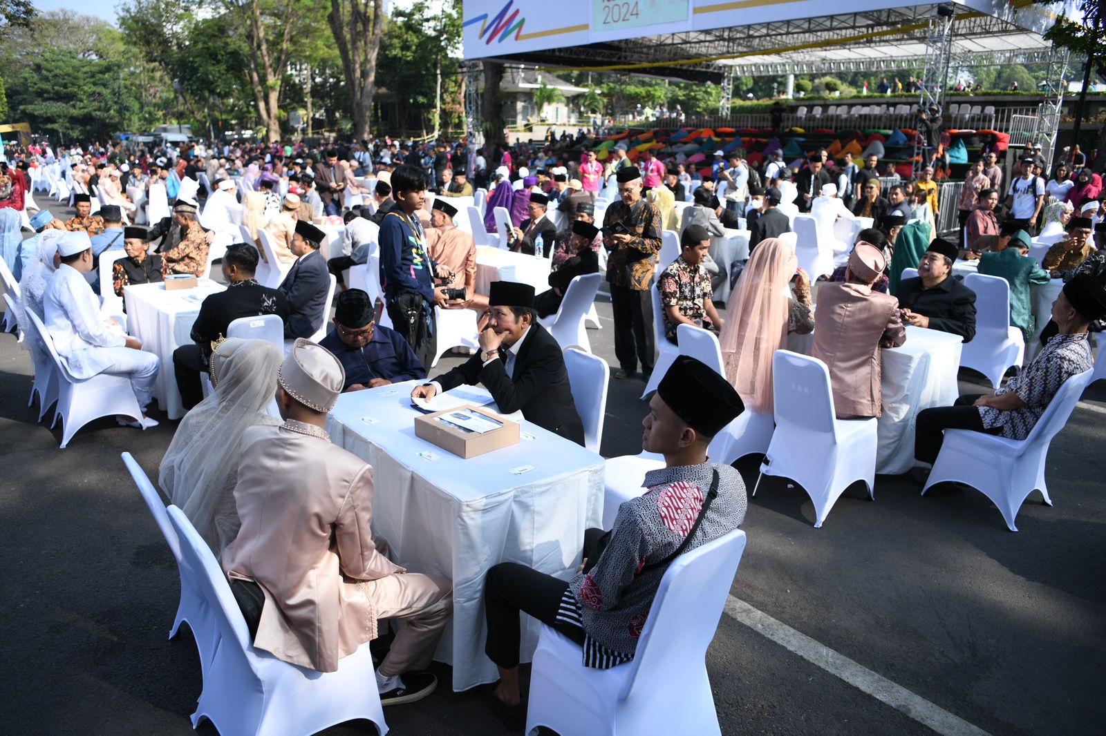 BAPPEDA JABAR - WEST JAVA FESTIVAL 2024<br>Bey Machmudin Beri Wejangan Khusus pada 37 Pengantin di Ajang Nikah Massal