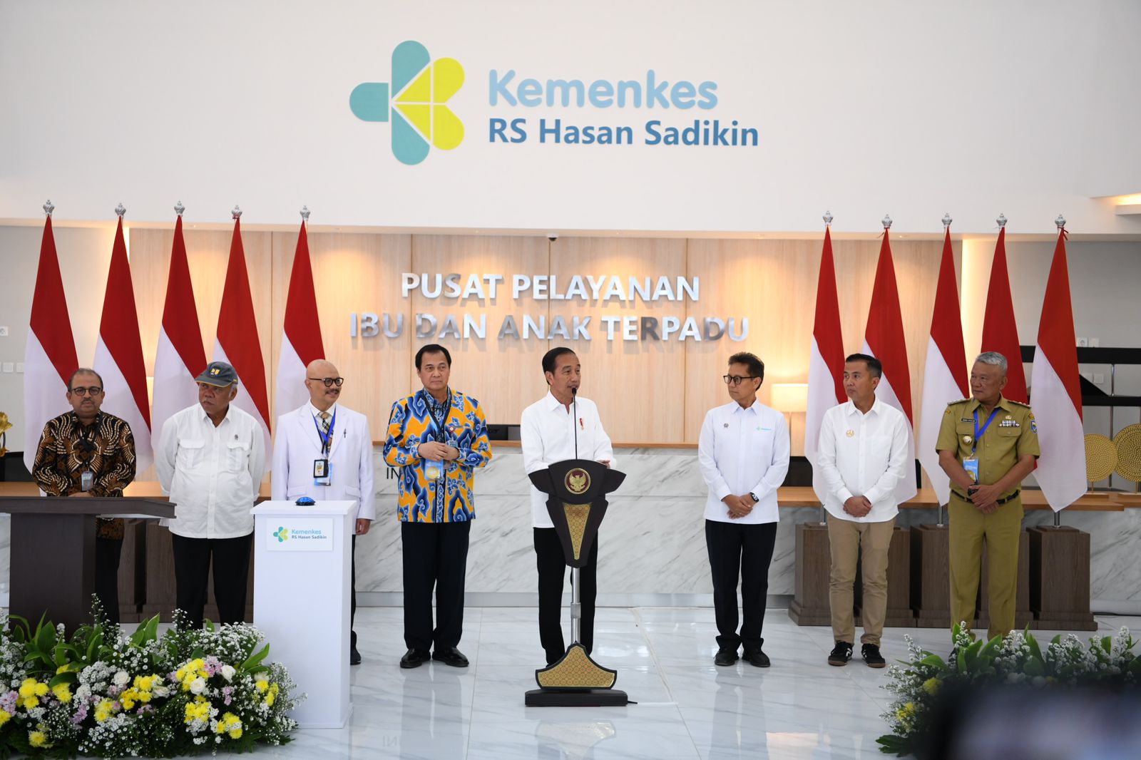 BAPPEDA JABAR - Bey Machmudin Dampingi Presiden Jokowi Resmikan Gedung Pusat Pelayanan Kesehatan Ibu dan Anak RSHS Bandung