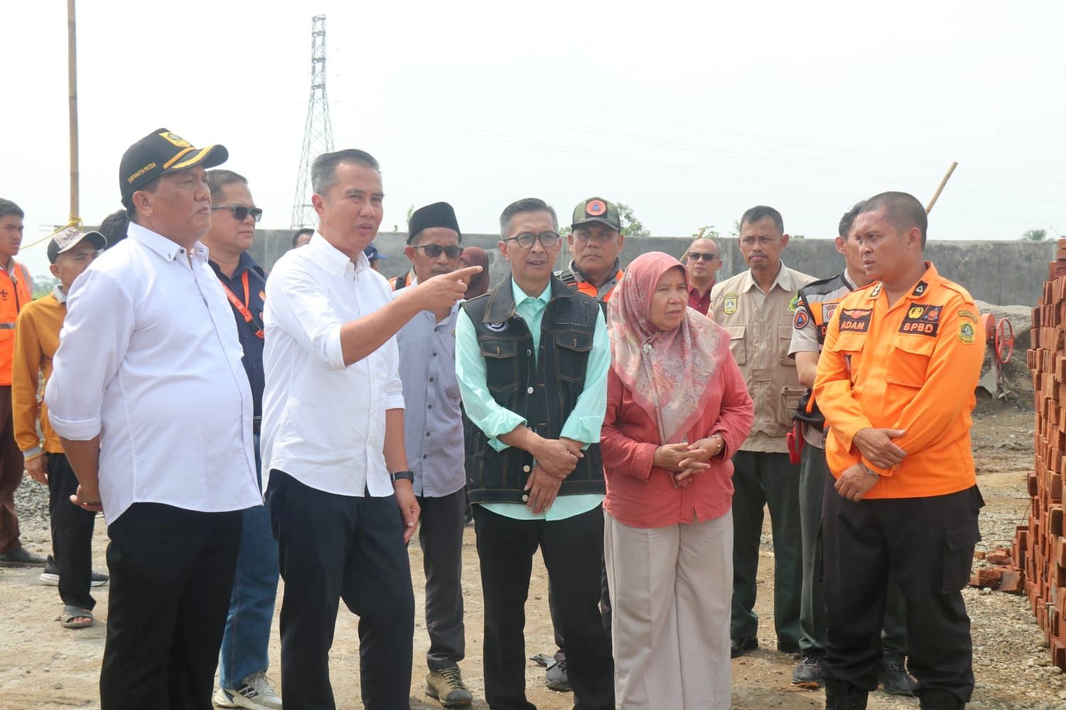 BAPPEDA JABAR - Bey Machmudin Tinjau Lokasi Bencana Puting Beliung di Bogor