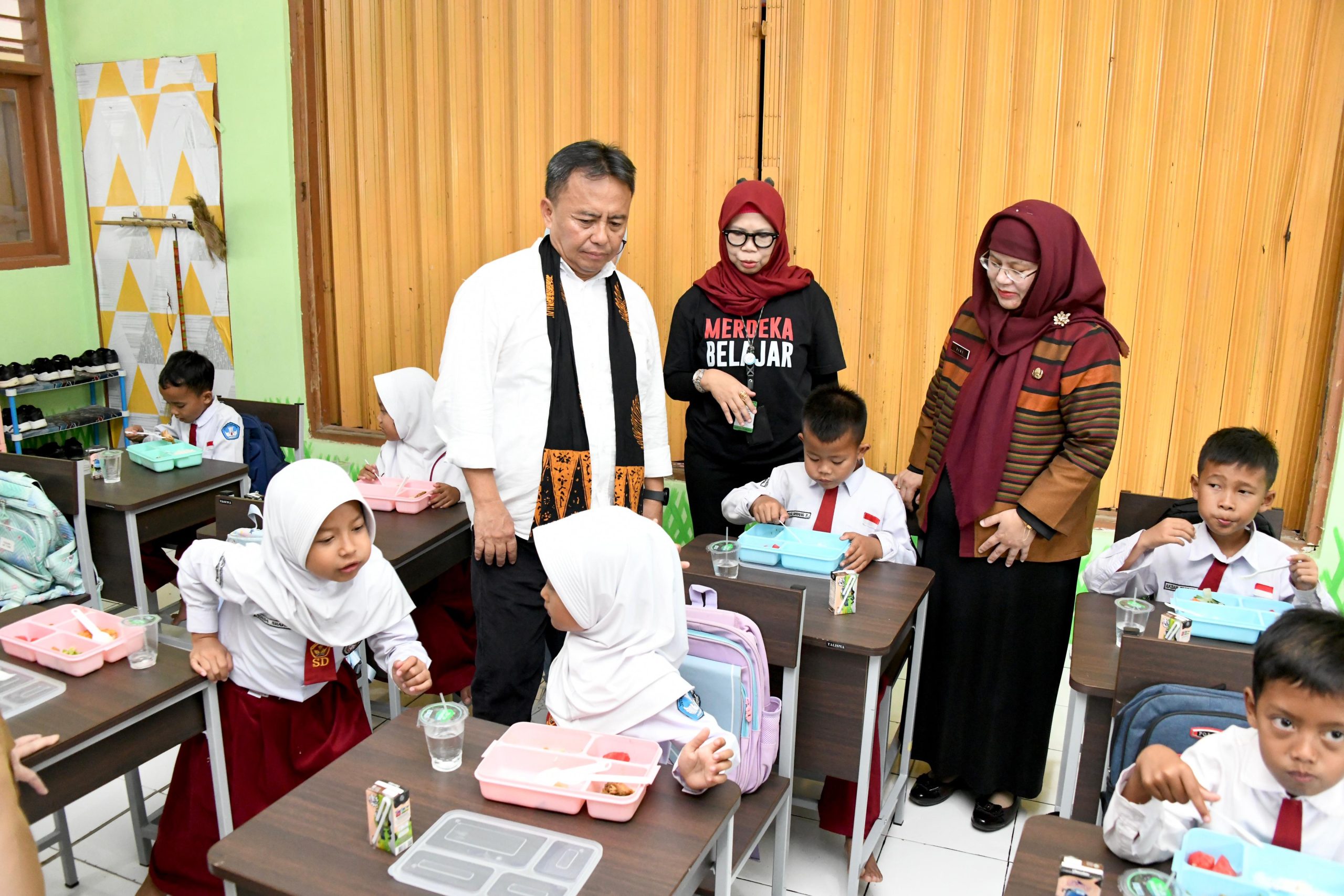 BAPPEDA JABAR - Sekda Herman Suryatman Tinjau Uji Coba Program Makan Siang Bergizi Siswa SD di Sumedang