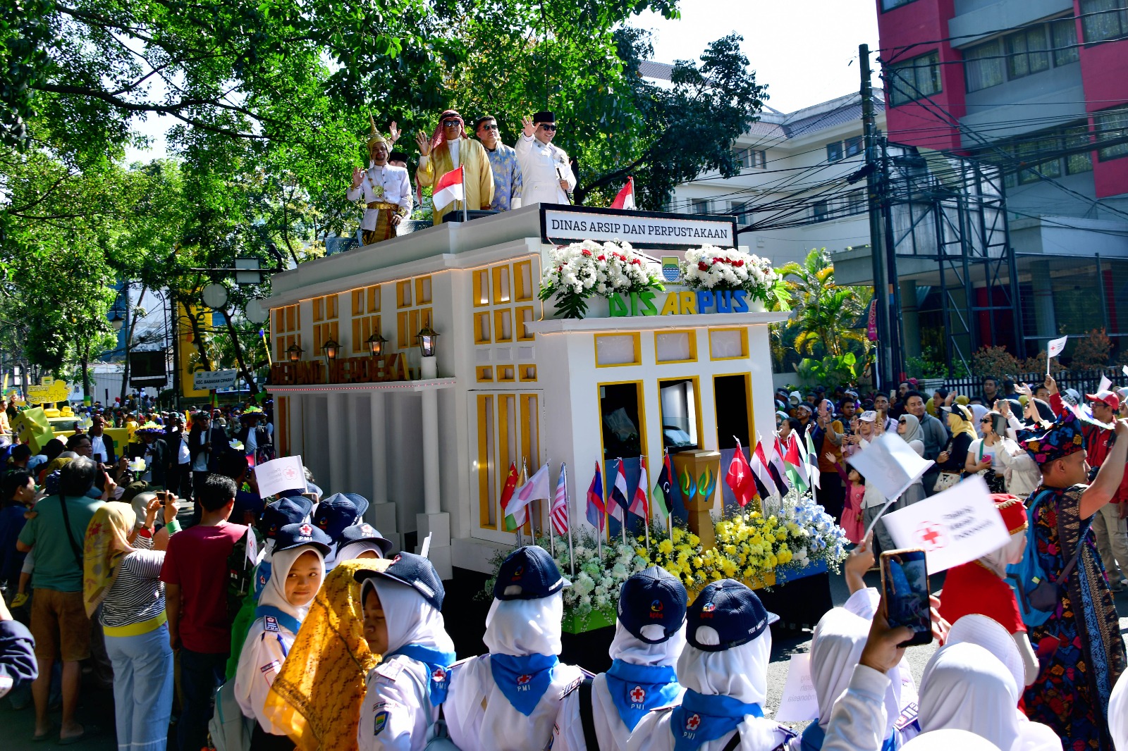 BAPPEDA JABAR - Buka Pawai Kendaraan Hias, Bey: Bukti Bandung Kota Kreatif dan Destinasi Wisata Unggulan