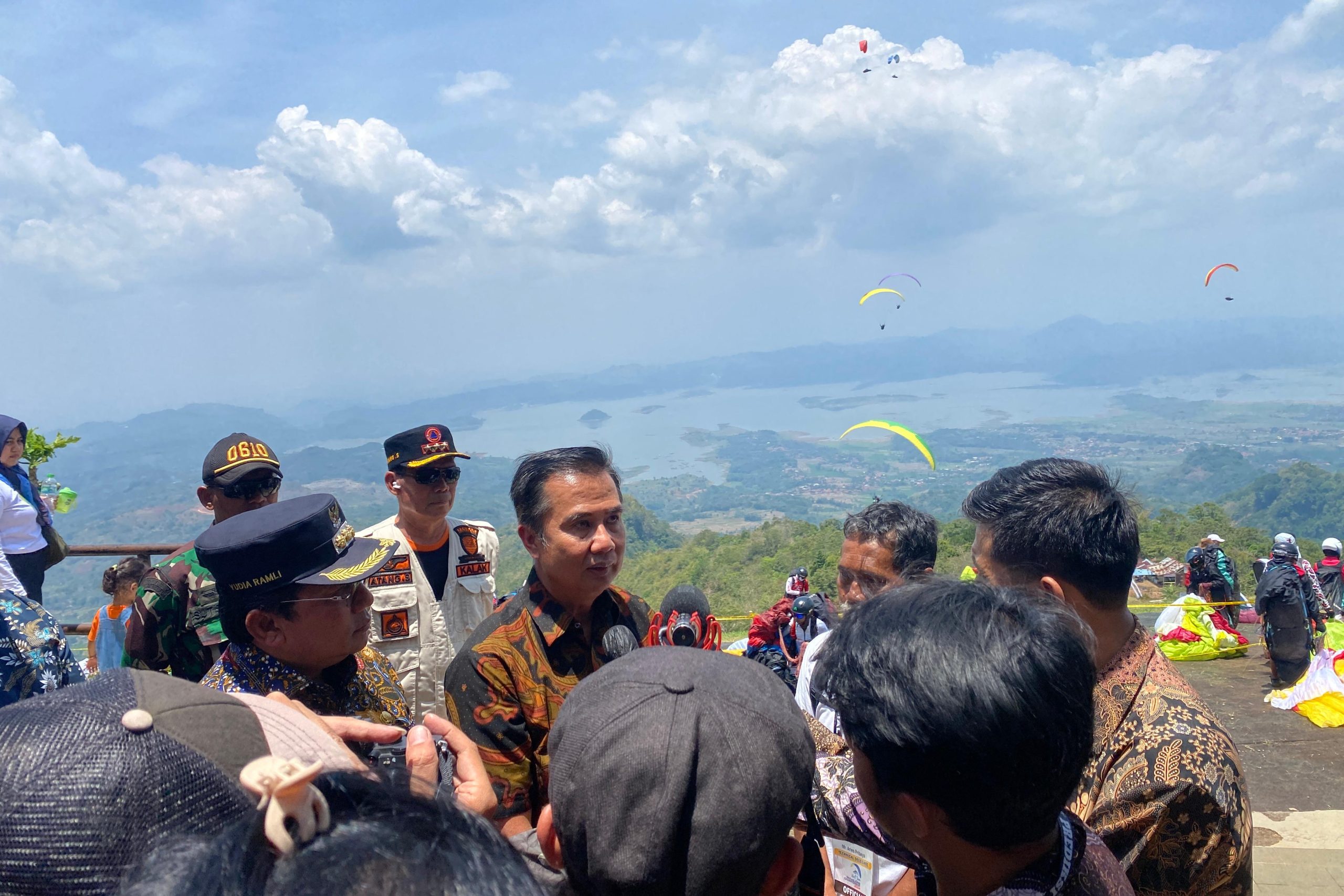 BAPPEDA JABAR - Bey Machmudin Saksikan West Java Paragliding Championship 2024