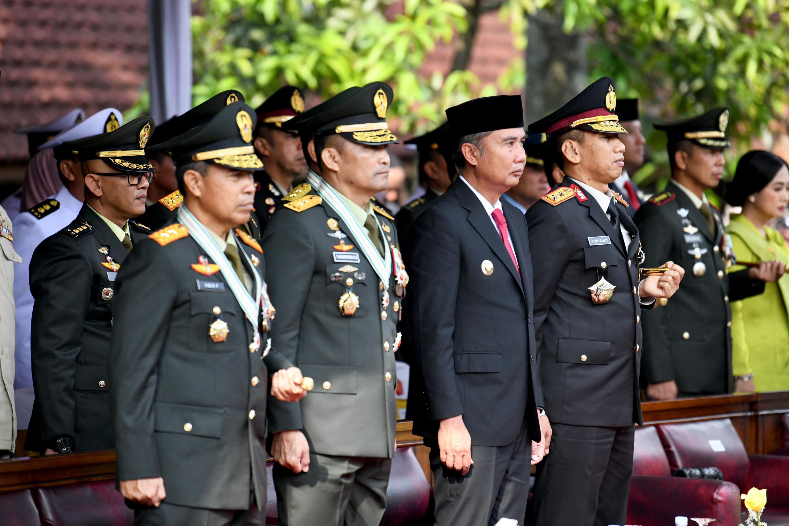 BAPPEDA JABAR - HUT KE-79 TNI<br>Bey Machmudin Saksikan Atraksi Parade Militer di Makodam III Siliwangi