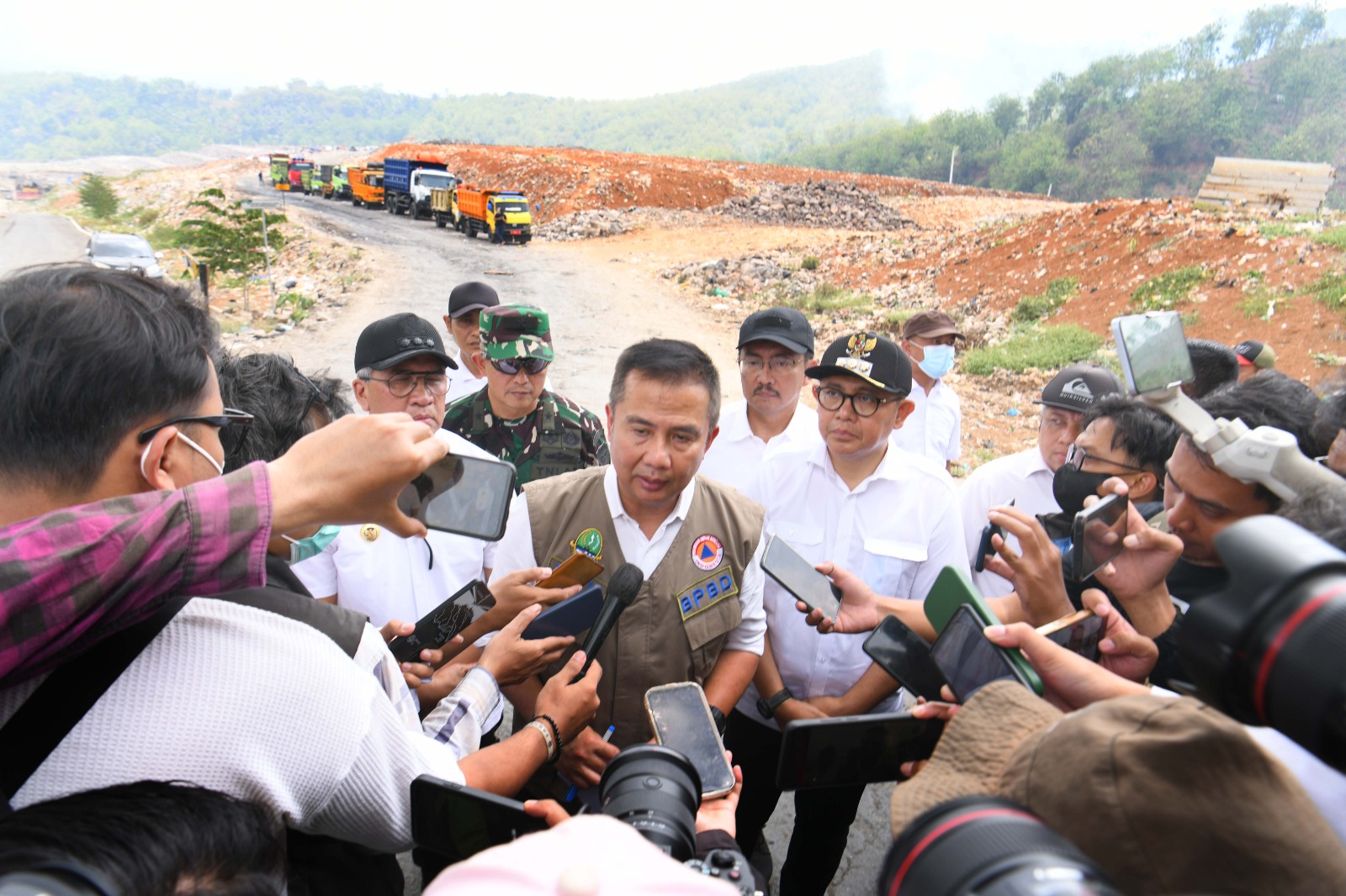 BAPPEDA JABAR - Bey Machmudin Cek Kondisi TPA Sarimukti