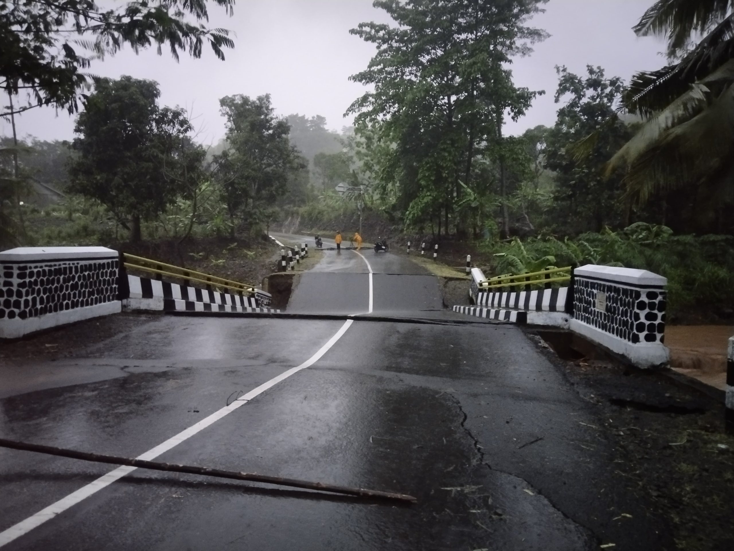 BAPPEDA JABAR - CUACA EKSTREM<br>BPBD dan Dinas BMPR Jabar Gerak Cepat Atasi Jembatan Ambruk di Sukabumi