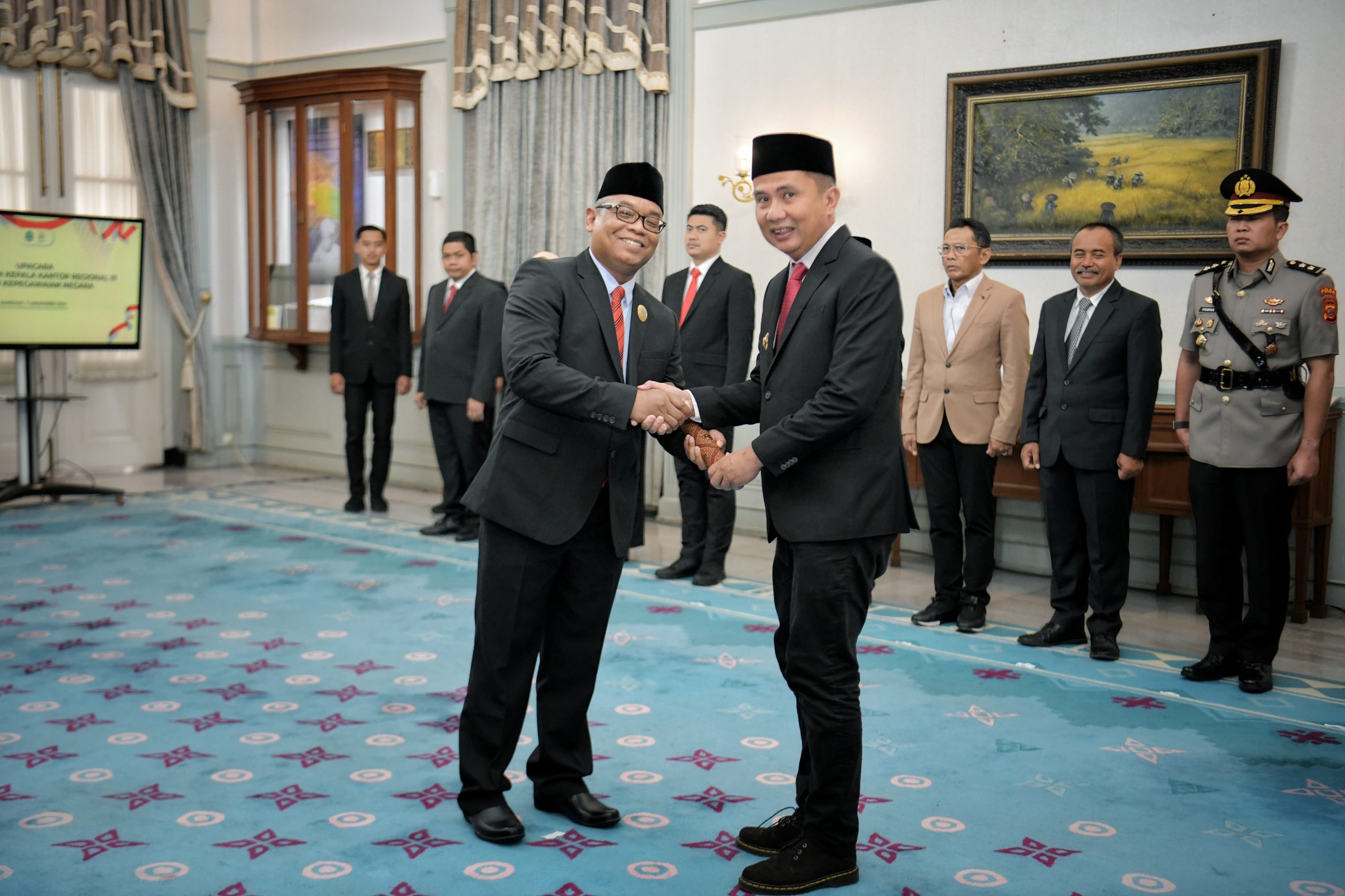 BAPPEDA JABAR - Bey Machmudin Kukuhkan Kepala Kantor Regional III BKN Bandung