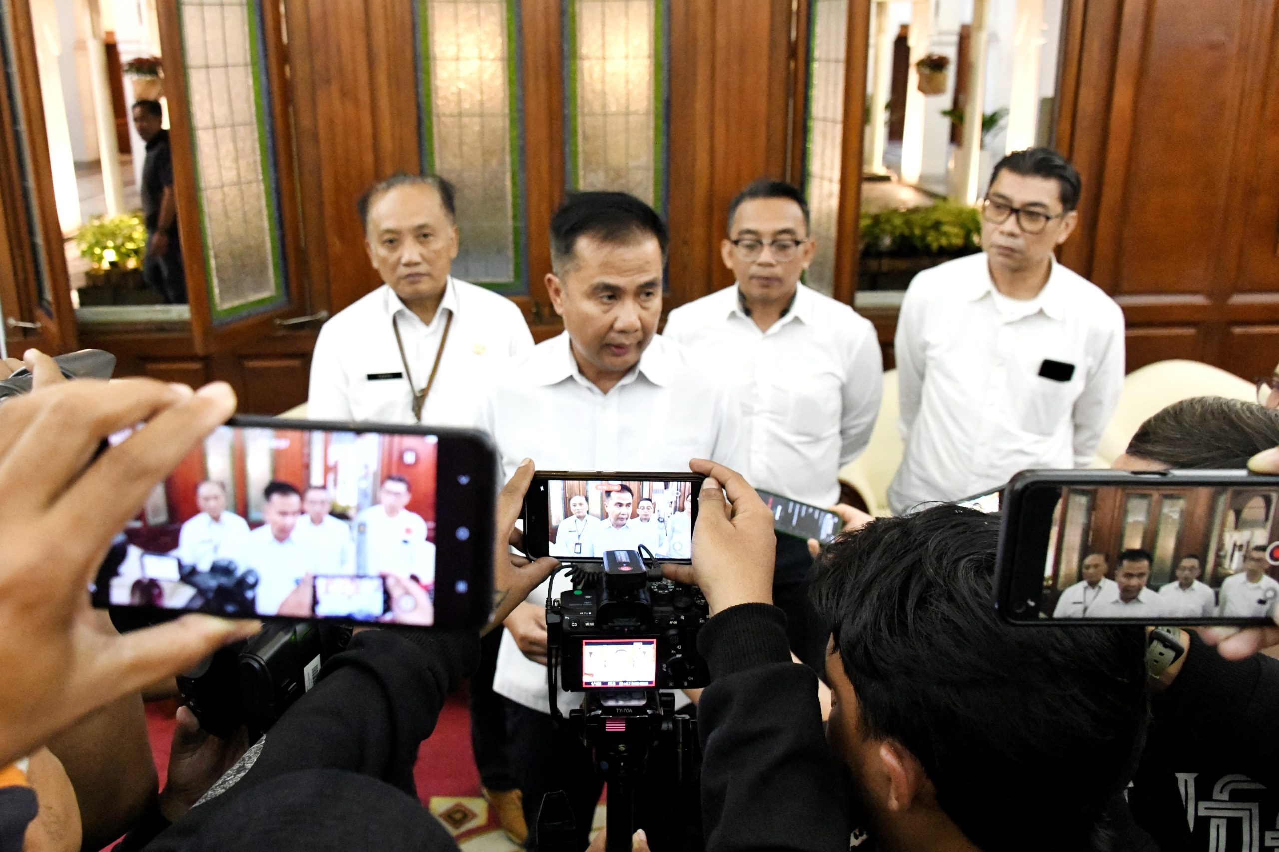 BAPPEDA JABAR - Penjabat Gubernur Jabar Bey Machmudin Tetapkan UMK 2025