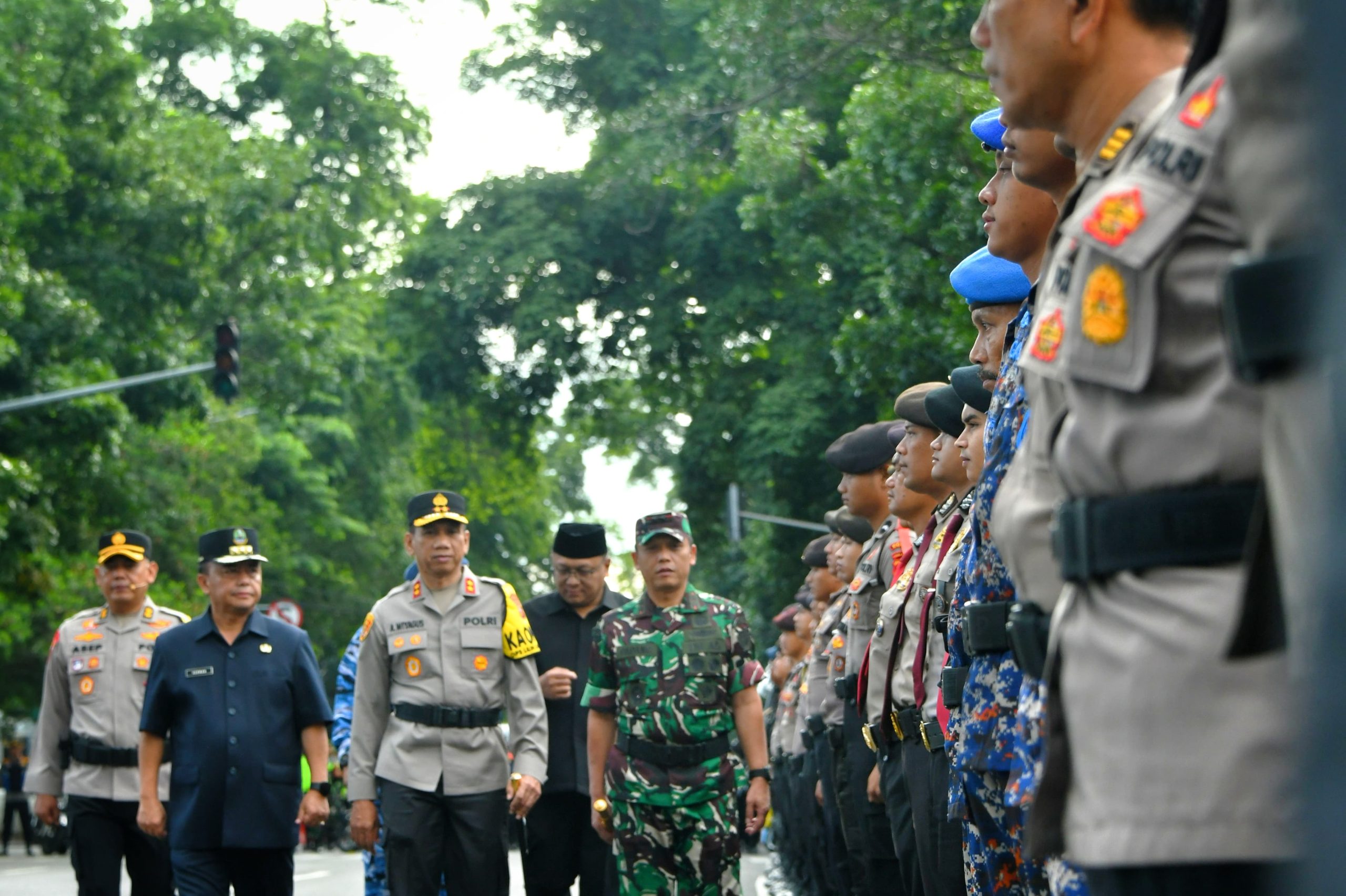 BAPPEDA JABAR - Sekda Herman Suryatman  Hadiri Apel Gelar Pasukan Operasi Lilin Lodaya 2024