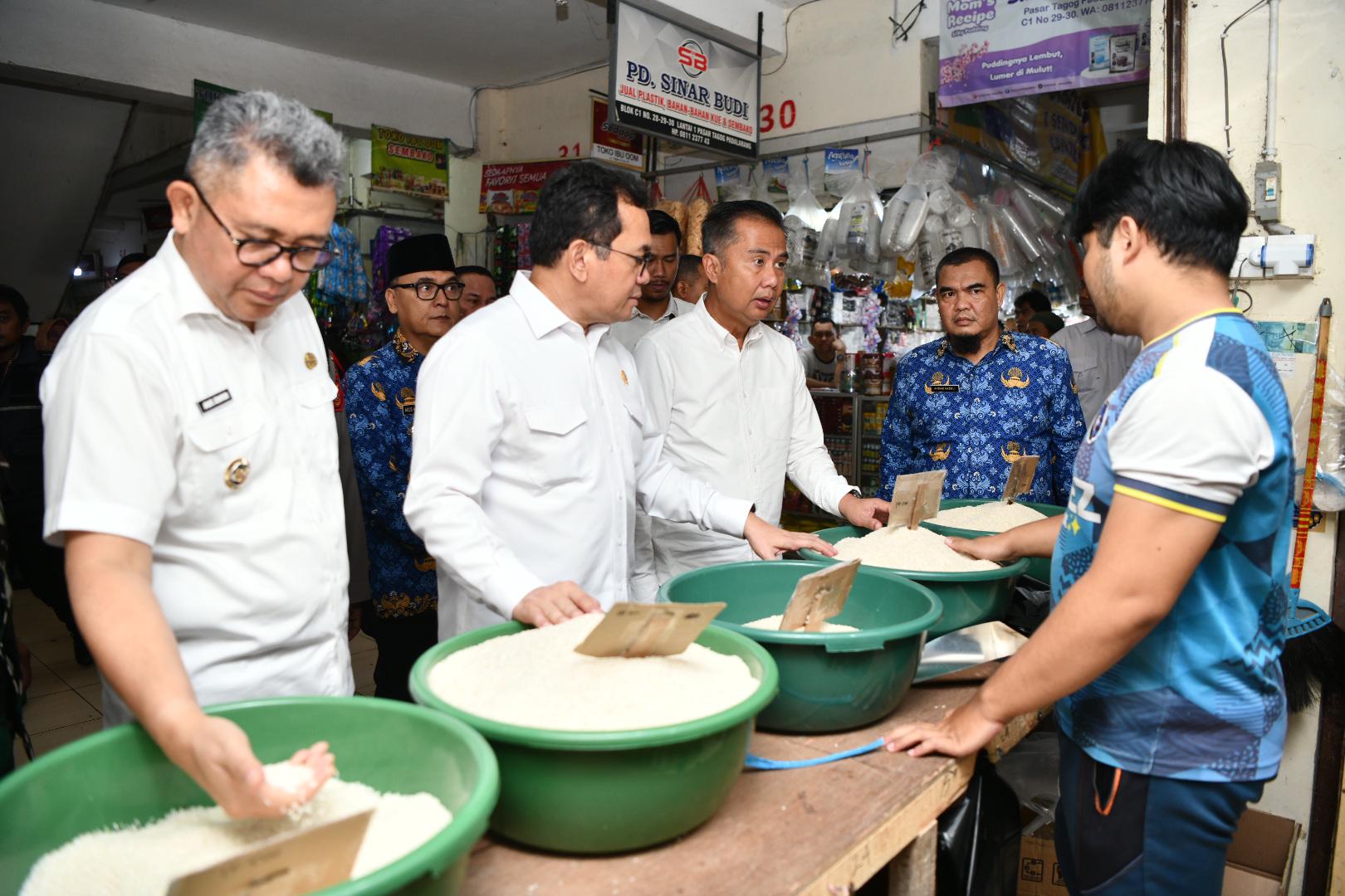 BAPPEDA JABAR - Bey Machmudin Dampingi Mendag Pantau Harga Bahan Pokok Jelang Nataru