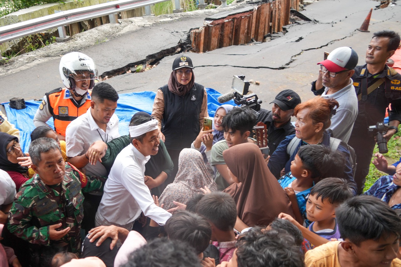 BAPPEDA JABAR - Gubernur Jabar Tinjau Lokasi Longsor di Bogor, Tegaskan Langkah Pemulihan dan Penataan Kawasan