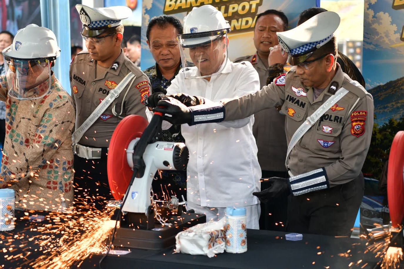 BAPPEDA JABAR - KDM dan Kapolda Jabar Musnahkan Barang Bukti Kejahatan, Termasuk Knalpot Brong dan Tramadol
